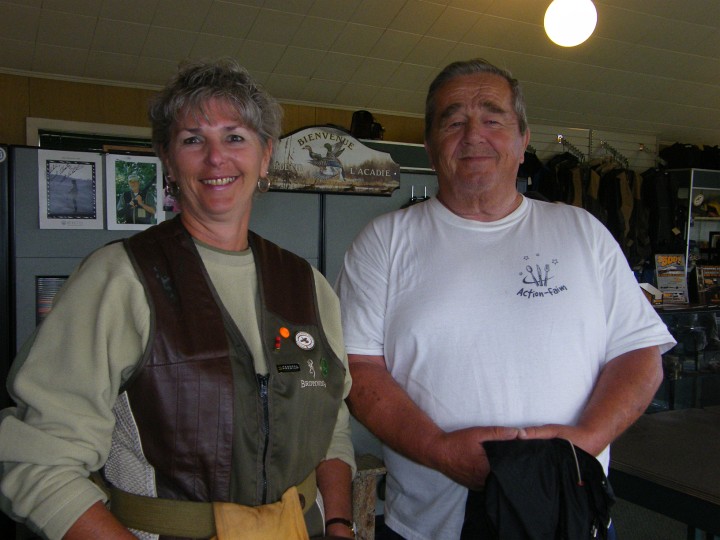 2008_0907provincialdimanche0048.JPG - Hélène took the Lady handicap with 87 from 19 yards and the Lady handicap with 87 from 19 yards. Gérard Messier took the Veteran (O) doubles with 92.  Gérard  also won Veteran (R) with 185.