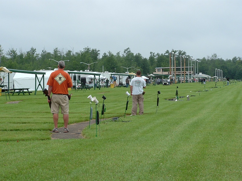 dscf0053p.jpg - I took this photo right after I received my punch for my 96 in the caps event. This is from the driveway, the practice traps are in the foreground and banks 1 through 12 go away from you.