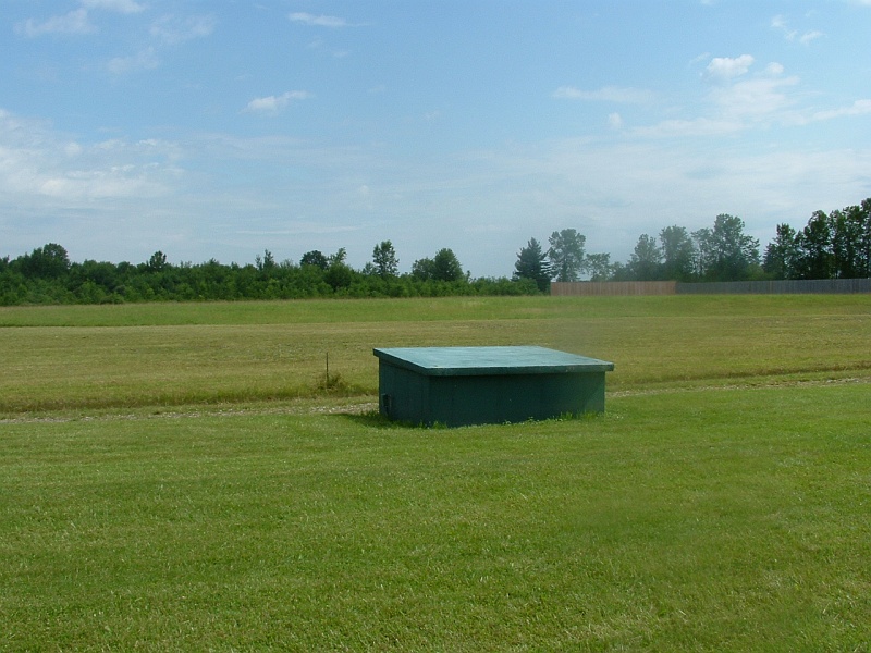 dscf0041r.jpg - Bank 2A, position 1. This was my starting position for this morning's warm up Singles event. The practice traps are to the right and the first photo I took is from behind that wall out there.