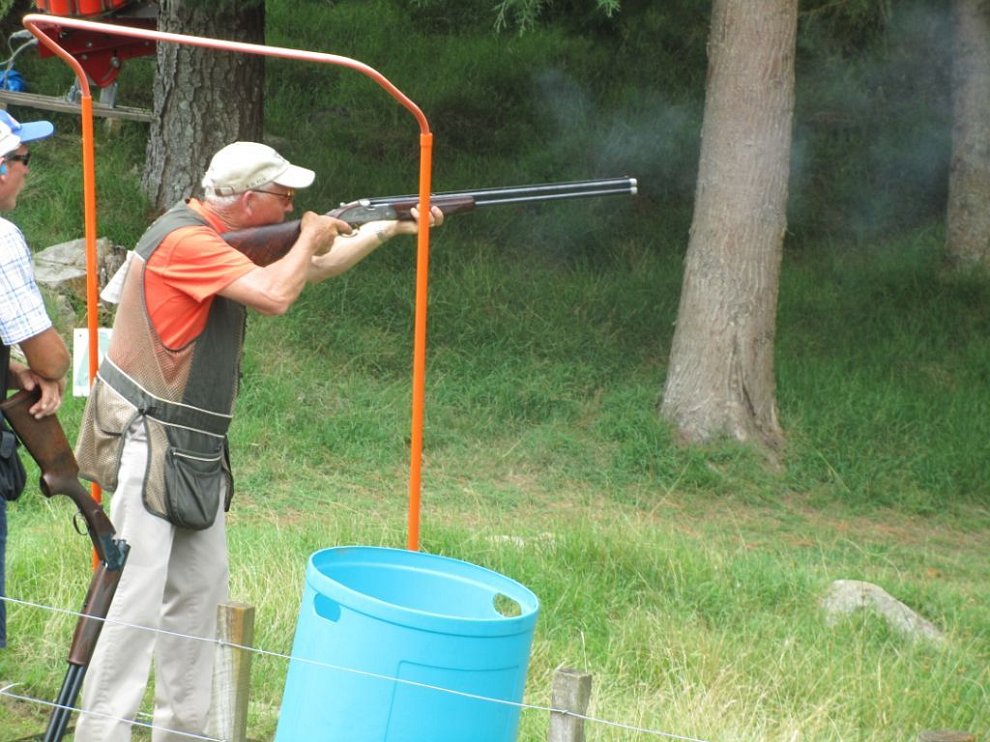 IMG_0403.JPG - Robin Bishop breaking  targets.