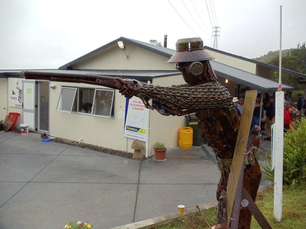 DSC00225.jpg - Very nice metal sculpture of a shooter......you can own him for only $600.00 in New Zealand currency.