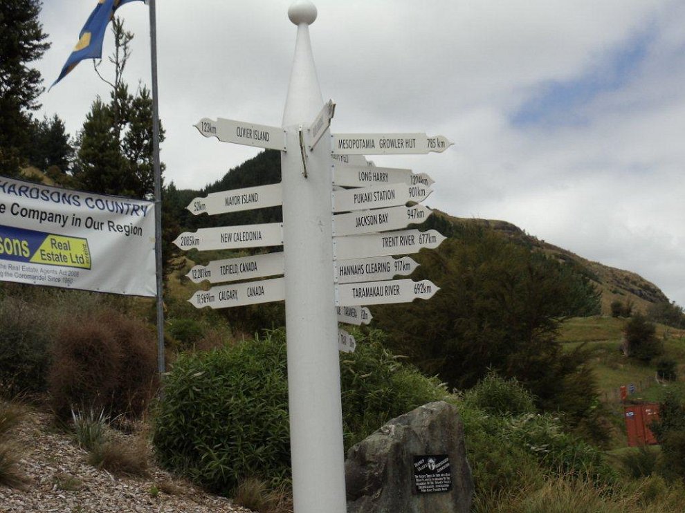 DSC00251.jpg - Street sign .........in case you feel like a little walk.........check out the distances......they are however in kilometers. Could always be worse, could be those numbers in miles.